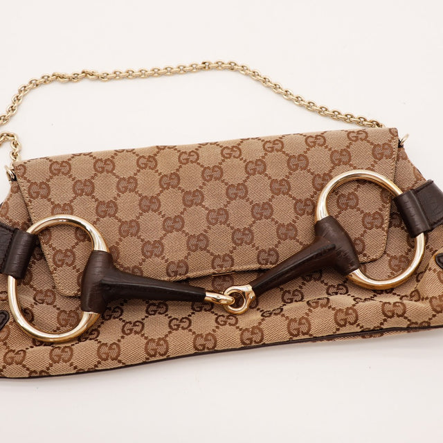 Détail fermoir Horsebit doré pochette Gucci toile monogrammée — AMANA Vintage