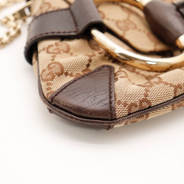 Détail coin inférieur gauche pochette Gucci Horsebit frottements cuir marron — AMANA Vintage