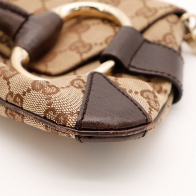 Détail coin inférieur droit pochette Gucci Horsebit cuir marron usure — AMANA Vintage