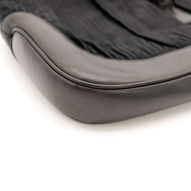 Détail coin inférieur droit Gucci New Jackie cuir noir — AMANA Vintage