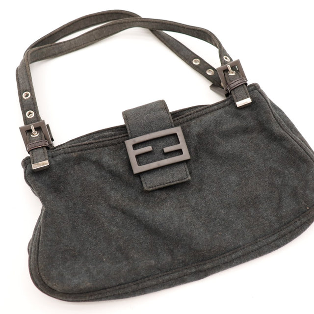 Détail attache anse et fermoir Fendi Hobo noir — AMANA Vintage