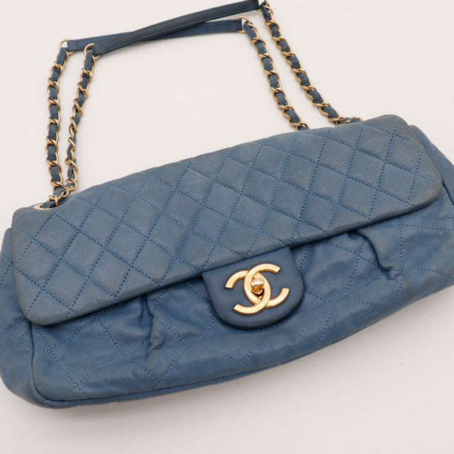 Détail fermoir CC doré Chanel Classic Flap bleu — AMANA Vintage