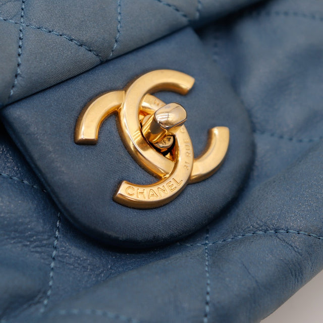 Détail fermoir CC doré Chanel 31 Rue Cambon gros plan — AMANA Vintage