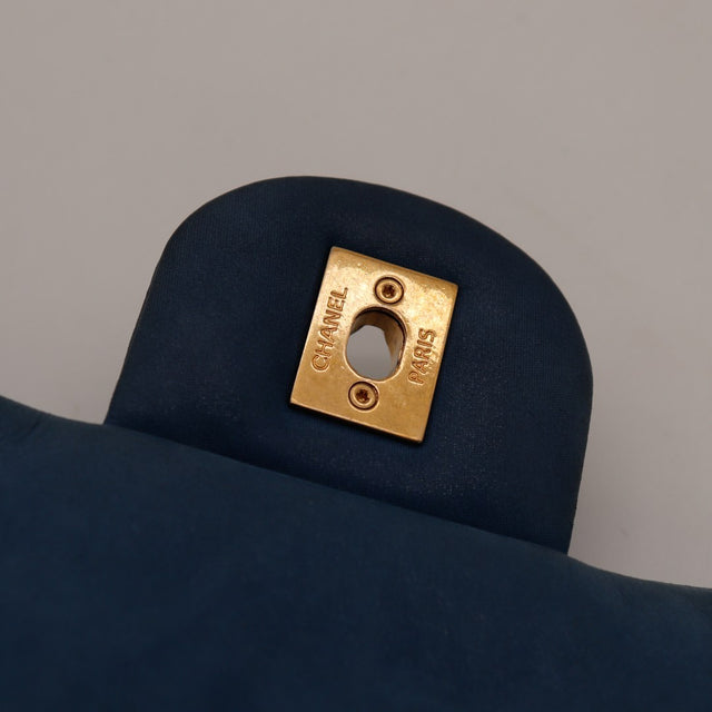 Détail dos fermoir intérieur Chanel Paris doré — AMANA Vintage