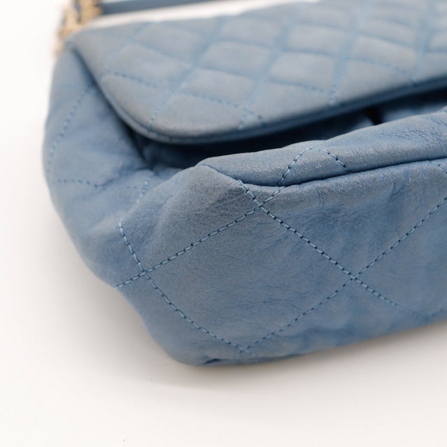 Détail coin inférieur Chanel Classic Flap bleu frottements — AMANA Vintage