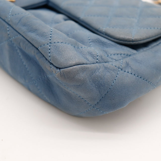 Détail coin inférieur droit Chanel Classic Flap usure cuir — AMANA Vintage