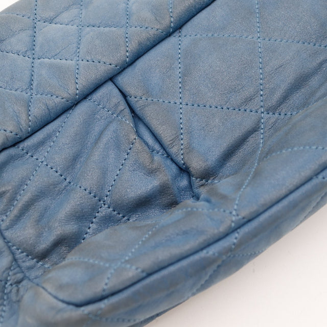 Détail fond Chanel Classic Flap bleu cuir d'agneau souple — AMANA Vintage