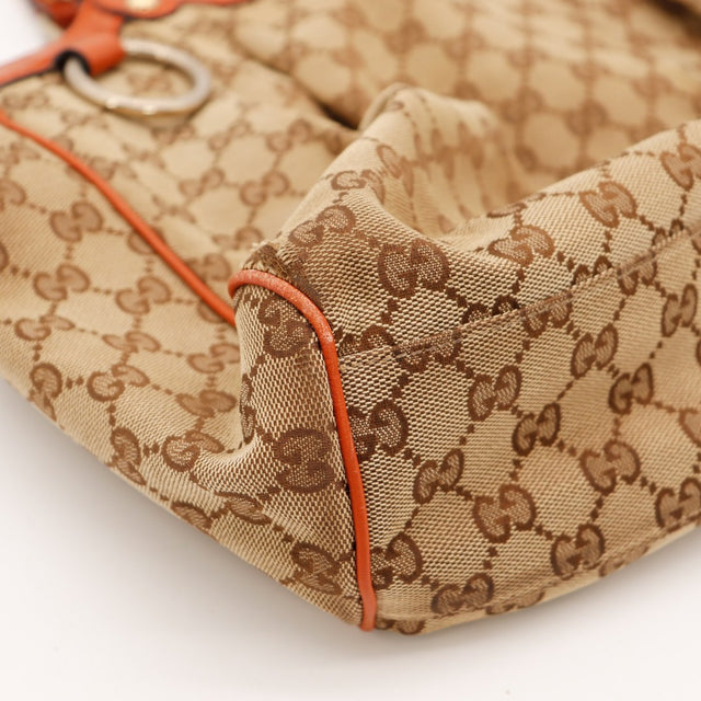 Détail coin sac Gucci Sukey toile monogrammée cuir rouge — AMANA Vintage
