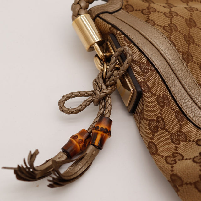 Hobo Bambou Gucci détail breloque bambou et cordelette tressée taupe — AMANA Vintage