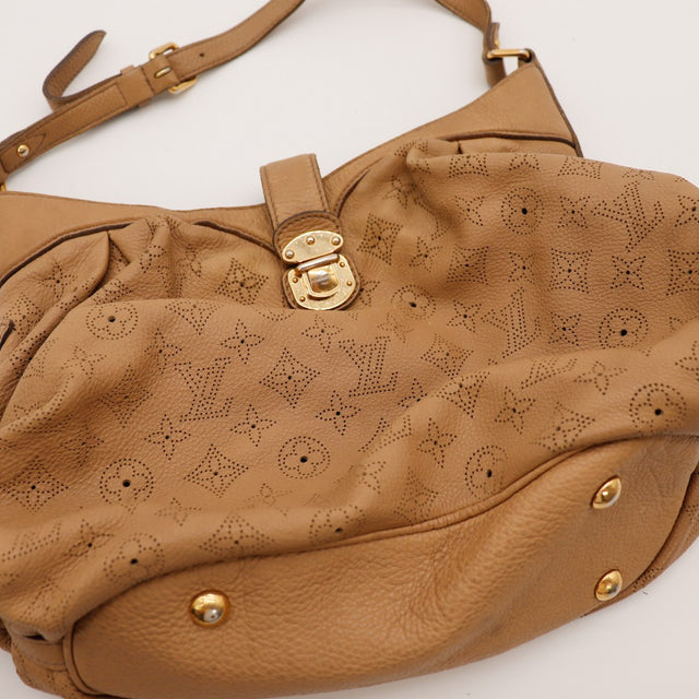 Détail fermoir twist doré Louis Vuitton Mahina XS cuir perforé camel — AMANA Vintage