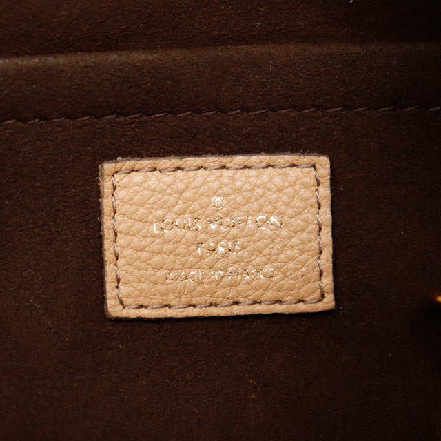 Détail coin inférieur Louis Vuitton Mahina XS frottements légers cuir camel — AMANA Vintage