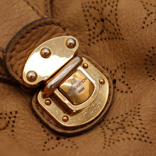 Détail coin latéral inférieur Louis Vuitton Mahina XS cuir Mahina perforé — AMANA Vintage