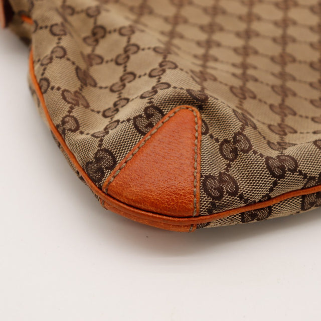 Détail coin inférieur Hobo Gucci cuir cognac frottements — AMANA Vintage