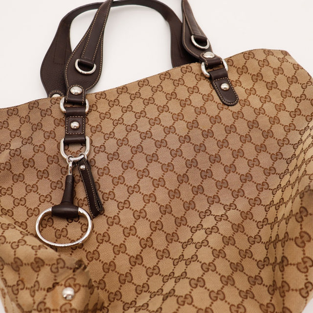 Détail anses cuir marron et fermoir Horsebit argenté Gucci — AMANA Vintage
