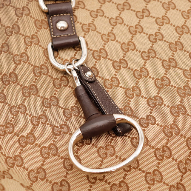 Détail fermoir Horsebit anneau argenté cuir marron Gucci — AMANA Vintage