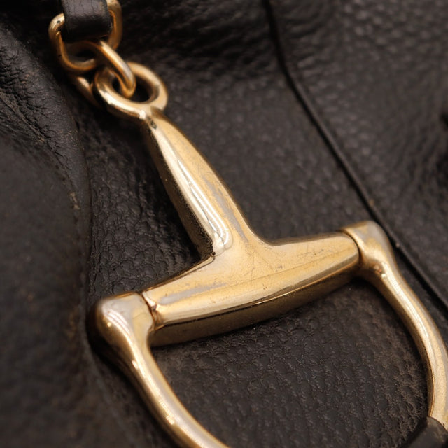 Détail fermoir Horsebit doré Gucci Tote cuir noir — AMANA Vintage
