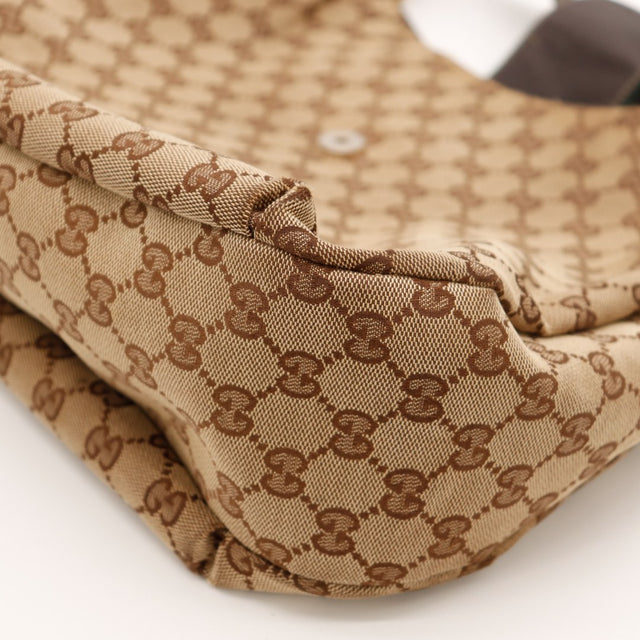 Détail coin bas Gucci Hobo Web gros plan toile monogrammée occasion — AMANA Vintage