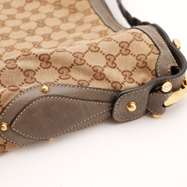 Détail coin inférieur droit et attaches cuir Gucci Hobo Horsebit clous dorés — AMANA Vintage