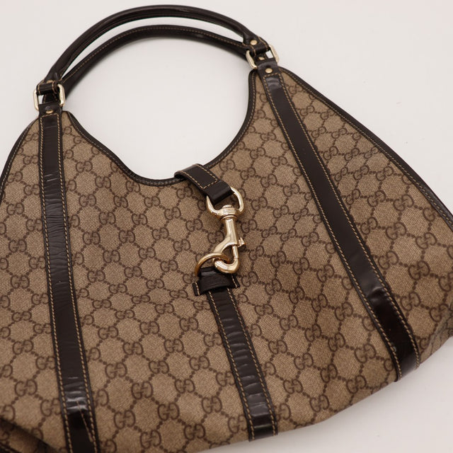 Détail fermoir Horsebit doré Gucci toile monogrammée — AMANA Vintage