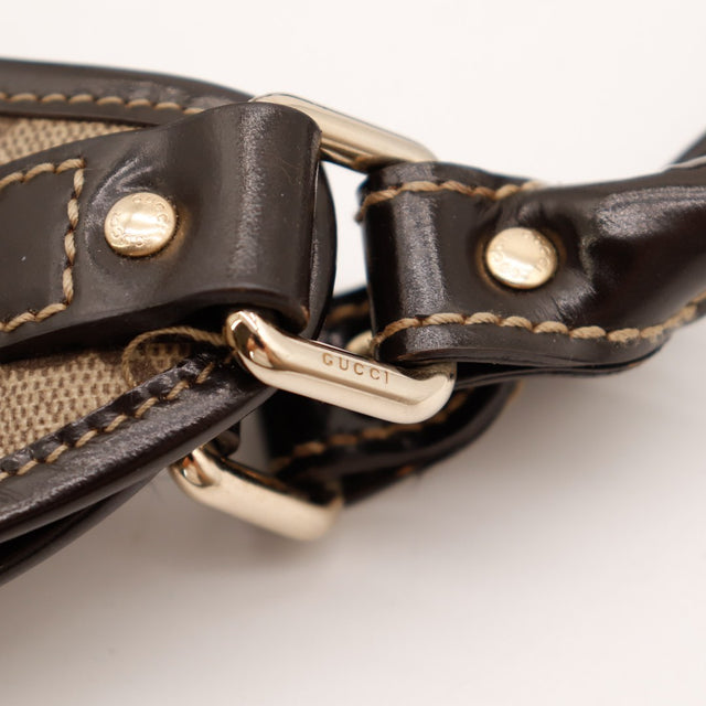 Détail boucle réglage anse Hobo Gucci cuir marron — AMANA Vintage