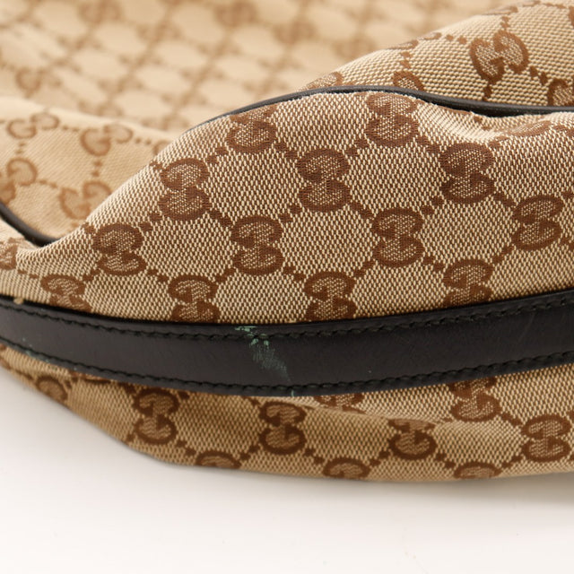 Détail coin inférieur traces cuir Hobo Gucci toile monogrammée — AMANA Vintage