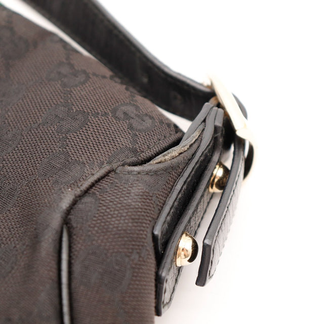 Détail attache bandoulière Hobo Gucci cuir noir usure bords — AMANA Vintage
