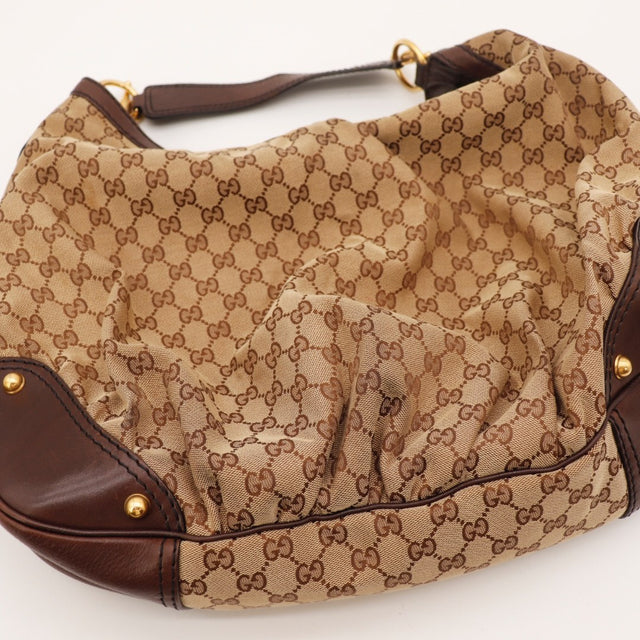 Détail de l'anse en cuir marron Gucci Hobo Horsebit occasion authentique — AMANA Vintage