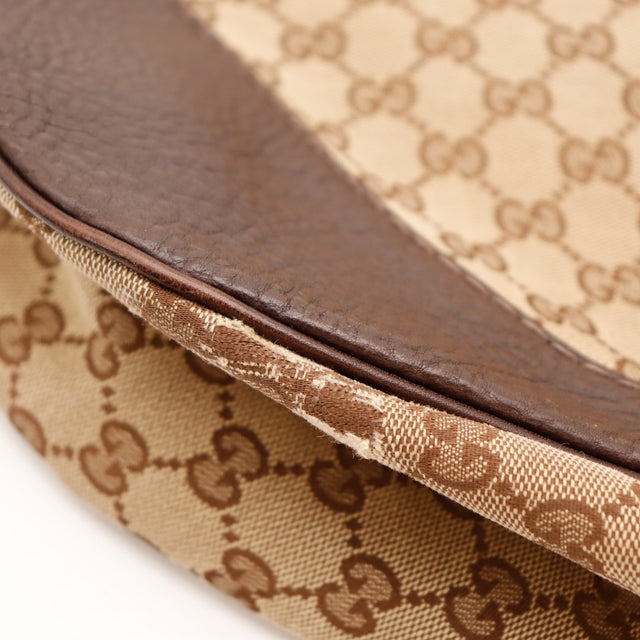 Détail coin inférieur Hobo Gucci usure légère toile et cuir marron — AMANA Vintage
