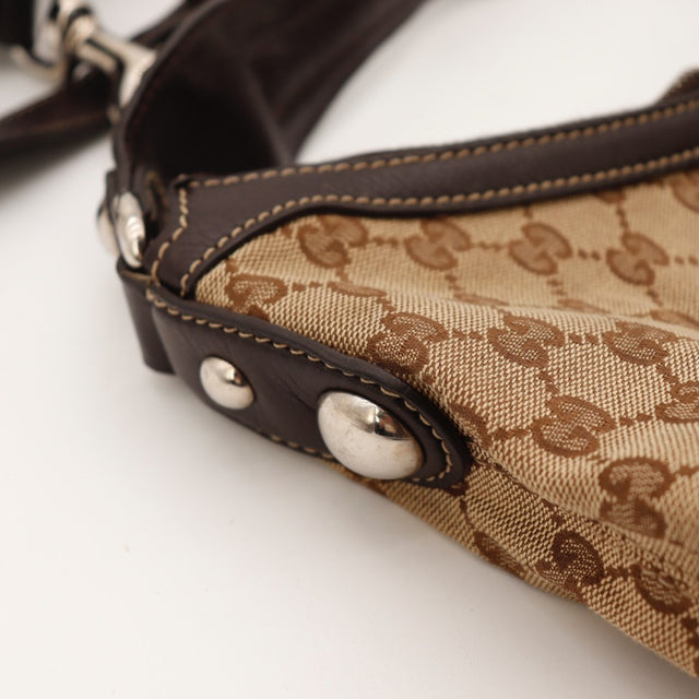 Détail des coutures et bordures en cuir Gucci Hobo occasion authentique — AMANA Vintage