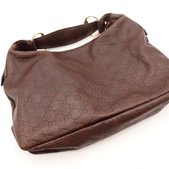 Détail des coins inférieurs Gucci Hobo Horsebit cuir Guccissima marron occasion authentique — AMANA Vintage