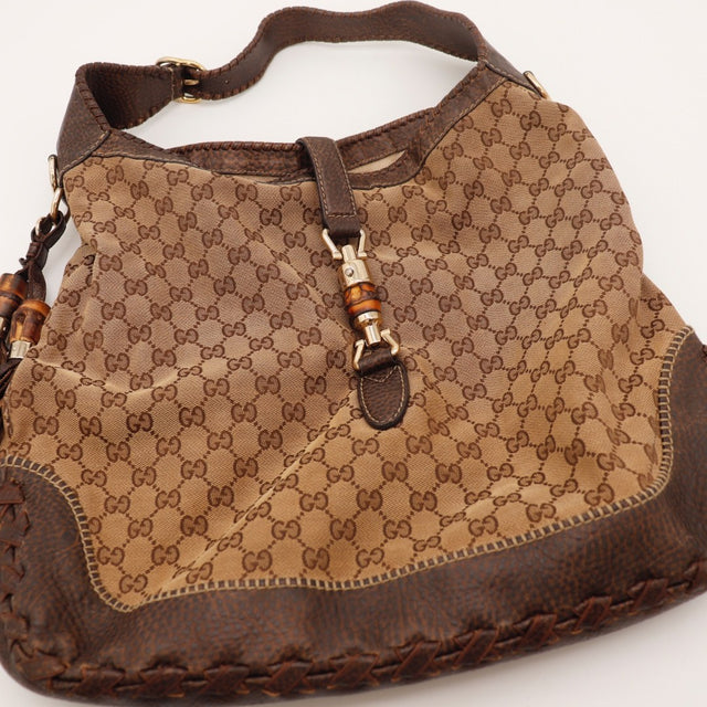 Détail de la base en cuir grainé Gucci New Jackie occasion authentique — AMANA Vintage