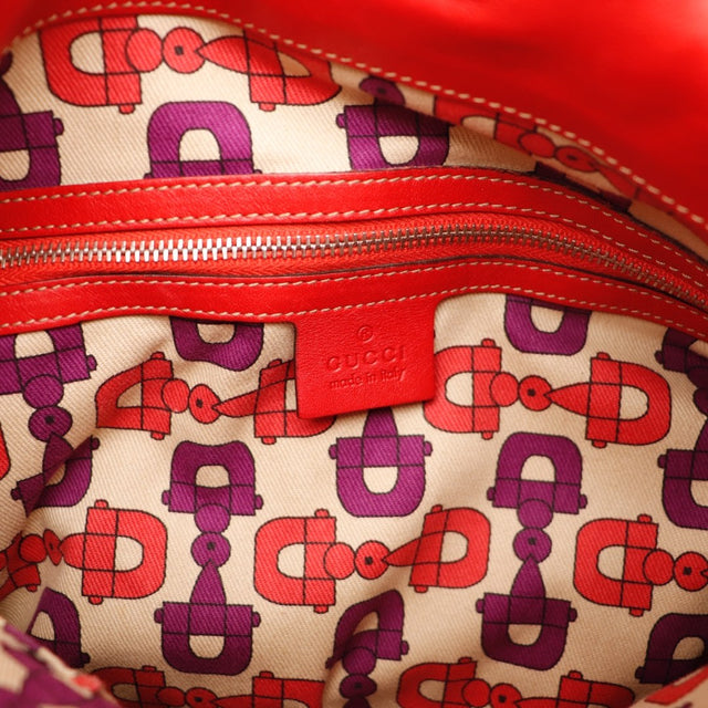 Vue de dessous Gucci Indy Hobo cuir Guccissima rouge occasion authentique — AMANA Vintage