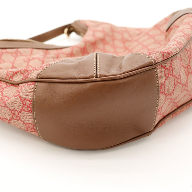 Detail coin inferieur Gucci Hobo GG cuir marron legers frottements — AMANA Vintage