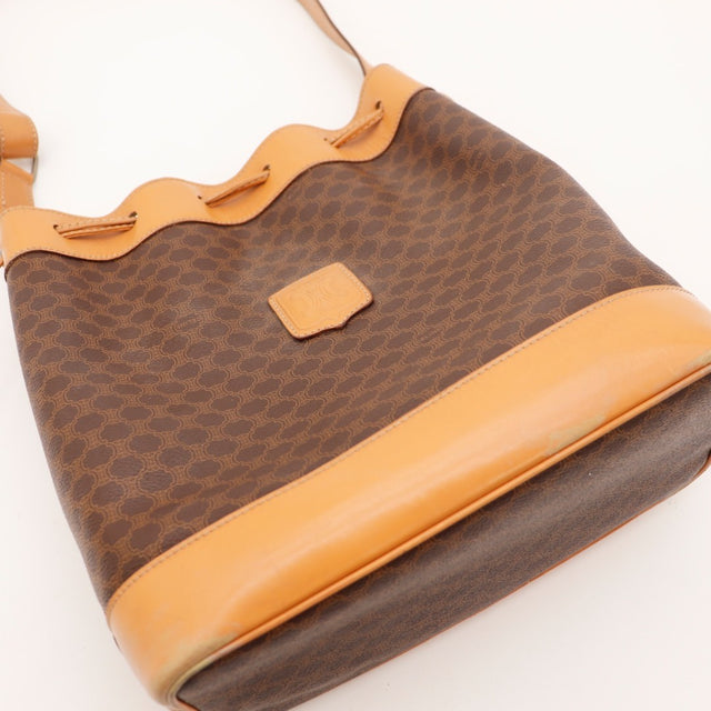 Détail de la bandoulière réglable Céline Seau Macadam cuir naturel occasion authentique — AMANA Vintage