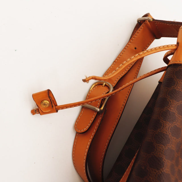 Vue d'ensemble du sac Céline Seau Macadam marron camel occasion authentique — AMANA Vintage
