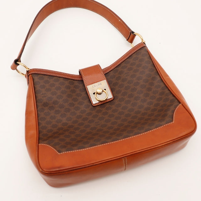 Détail du fermoir anneau doré Céline Hobo Macadam occasion authentique — AMANA Vintage