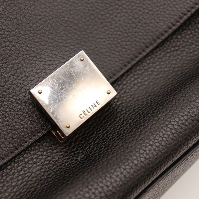 Détail de l'anse Céline Trapèze cuir grainé noir — AMANA Vintage