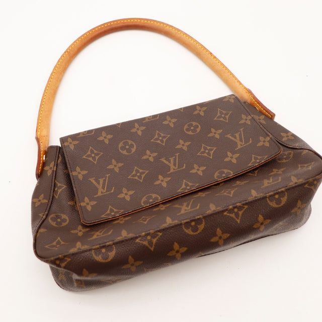 Détail des coins inférieurs Louis Vuitton Mini Looping Toile Monogramme occasion authentique — AMANA Vintage