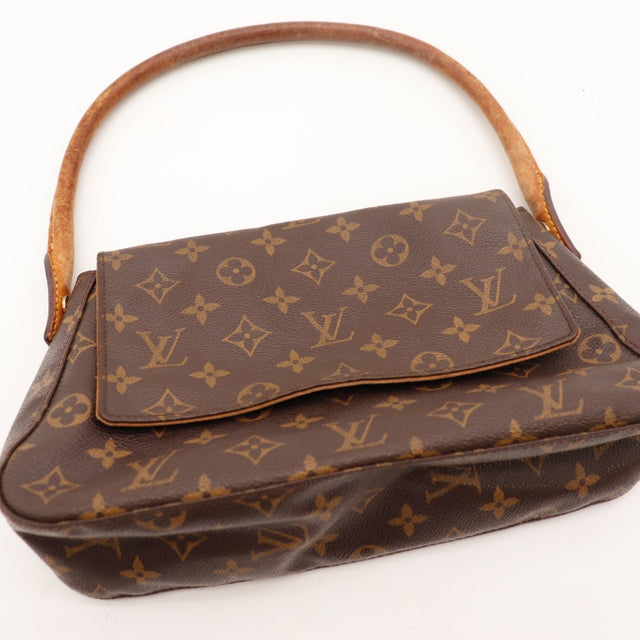 Détail des coins inférieurs Louis Vuitton Mini Looping Toile Monogramme occasion authentique — AMANA Vintage