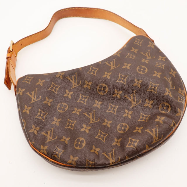 Détail de la boucle de réglage dorée Louis Vuitton Croissant MM occasion authentique — AMANA Vintage