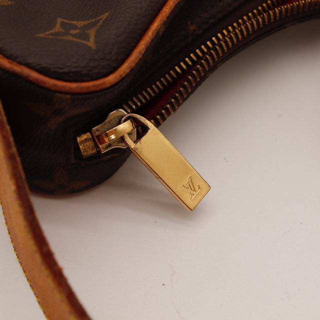 Détail des bordures en cuir Louis Vuitton Croissant MM occasion authentique — AMANA Vintage