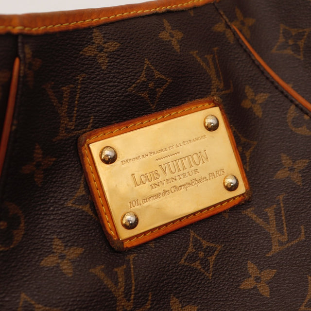 Détail de la plaque dorée Louis Vuitton Galliera PM occasion authentique — AMANA Vintage
