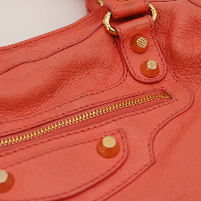 Détail anses tressées Balenciaga City cuir d'agneau froissé corail occasion authentique — AMANA Vintage