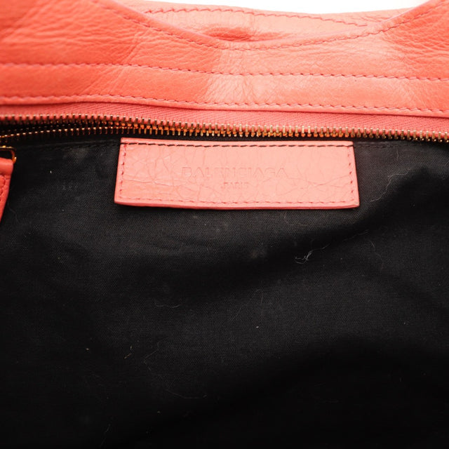 Détail clous et boucles Giant Balenciaga City cuir d'agneau froissé corail occasion authentique — AMANA Vintage