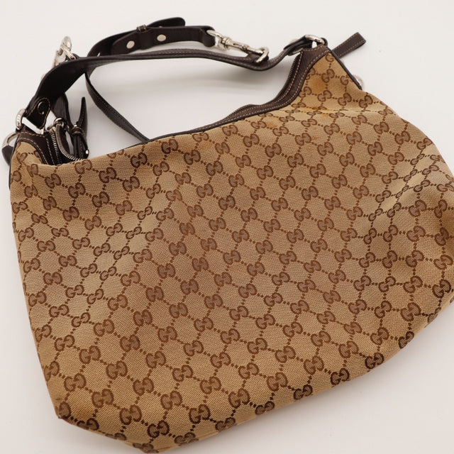 Détail des coins inférieurs du sac Gucci Hobo Horsebit toile monogrammée occasion authentique — AMANA Vintage