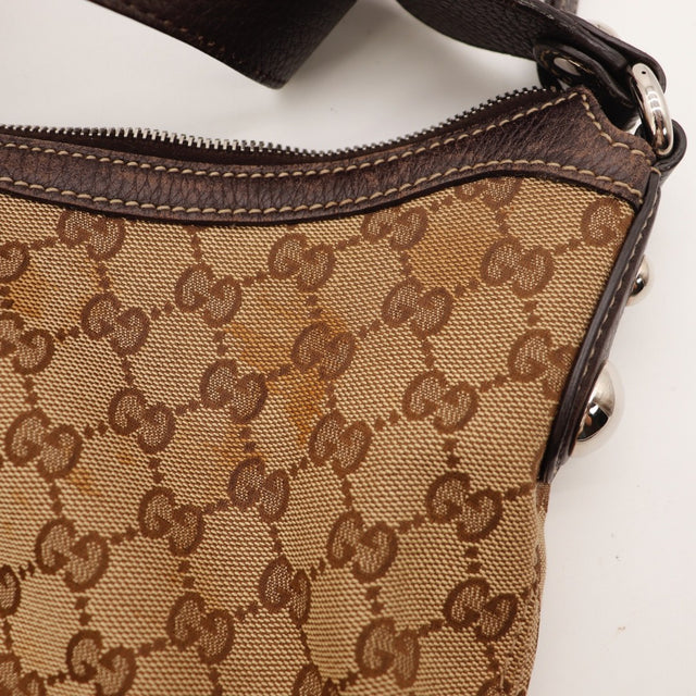 Vue de profil du sac Gucci Hobo Horsebit toile monogrammée beige occasion authentique — AMANA Vintage