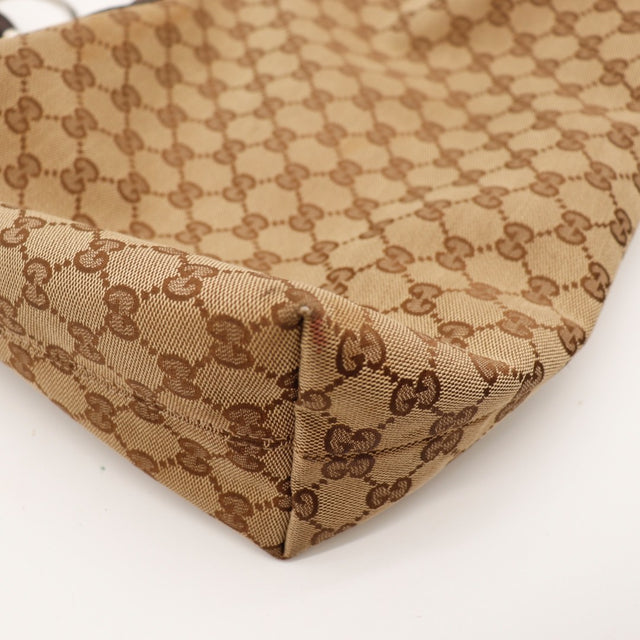 Détail des coutures du sac Gucci Hobo Horsebit toile monogrammée occasion authentique — AMANA Vintage