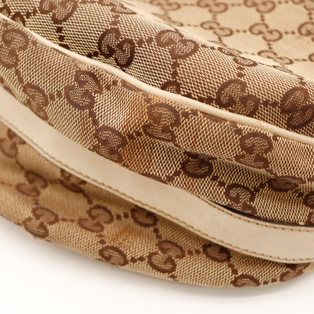 Vue de trois quarts Gucci Hobo Interlocking G toile monogrammée beige occasion authentique — AMANA Vintage