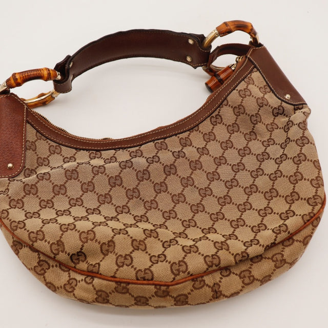 Détail de l'anse en cuir marron Gucci Hobo Bambou occasion authentique — AMANA Vintage