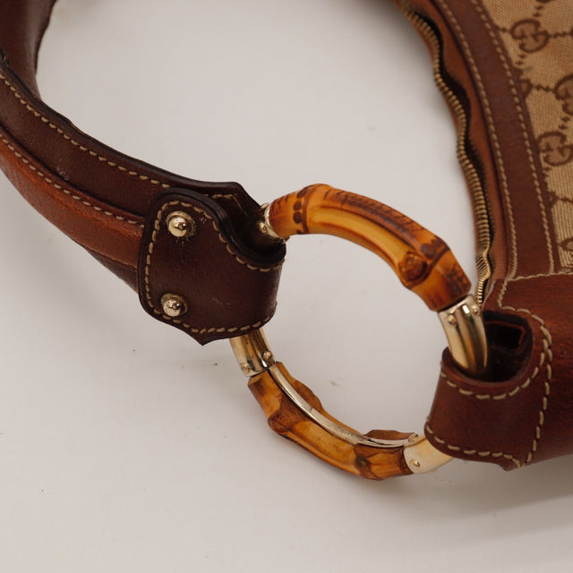 Détail de la fermeture zippée Gucci Hobo Bambou occasion authentique — AMANA Vintage